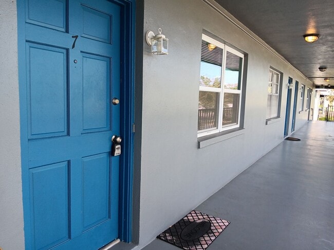 Building Photo - Great value 1/1 near SPC, Tyrone, Pinellas Trail & Azalea Rec