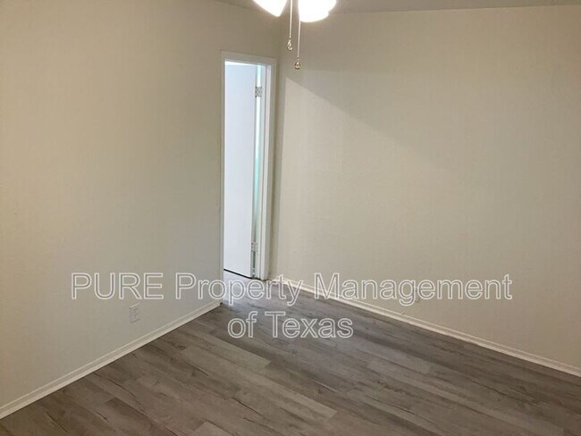 Building Photo - 417-418 Parkhill Cv