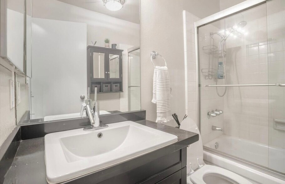 Building Photo - 8577 Rugby Dr