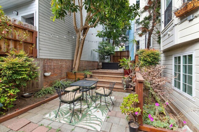 Building Photo - Pacific Heights: Updated Condo w/ Enchanti...