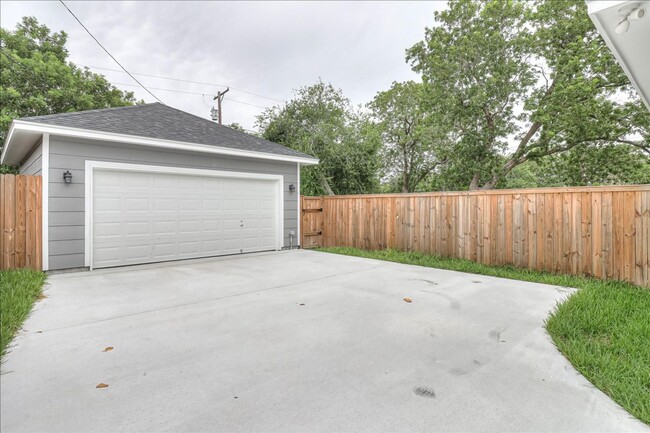 Building Photo - 5017 Moravian Dr