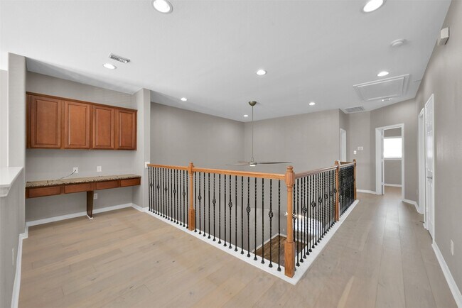 Building Photo - 9222 Sunlight Oak Ln