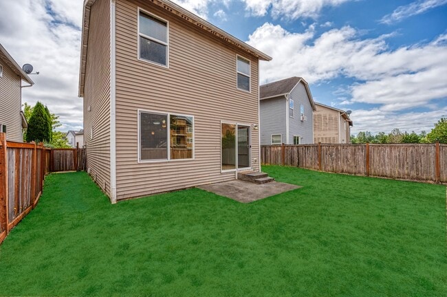 Building Photo - 3 Bedroom 2.5 Bath with fenced yard