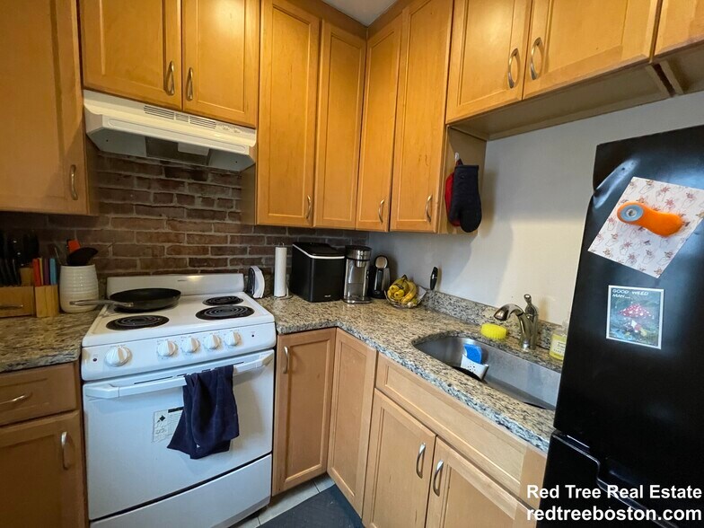 Building Photo - 916 Beacon St