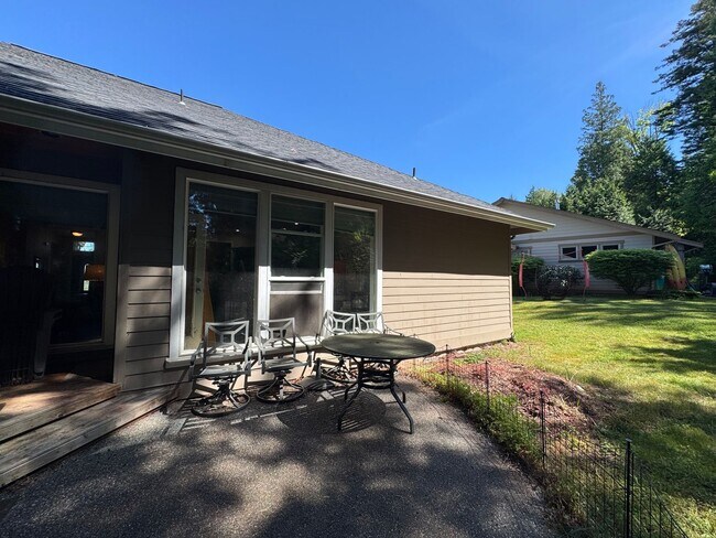 Building Photo - 3 Bedroom, 3 Bathroom House - Walking distance to the beach