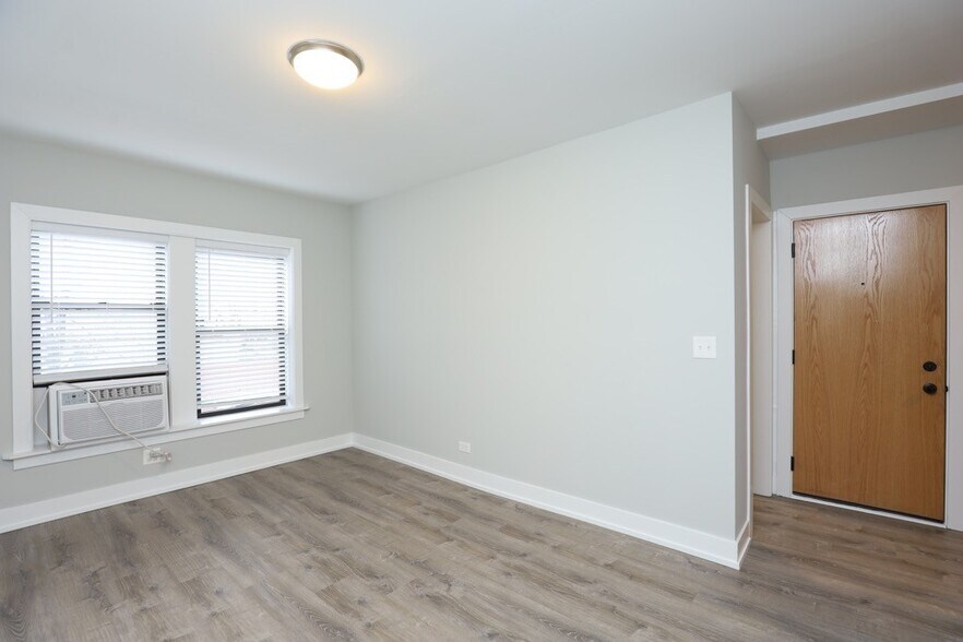 Building Photo - 735 W Brompton Ave