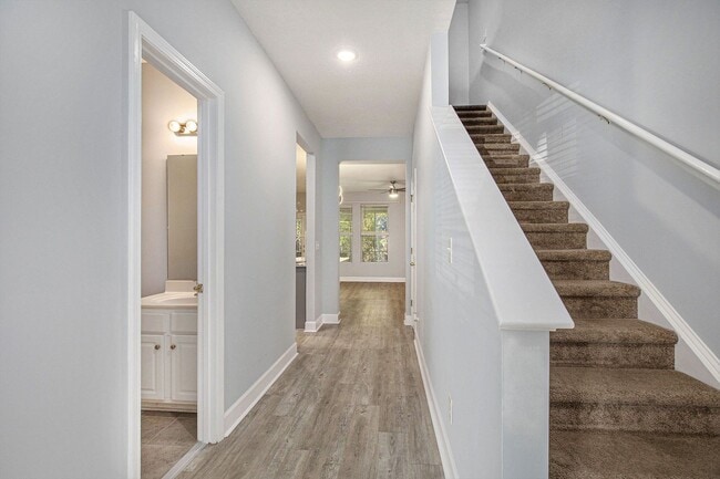 Building Photo - Beautifully Updated 3BR/3BA Coastal Townhome in Prime Location!