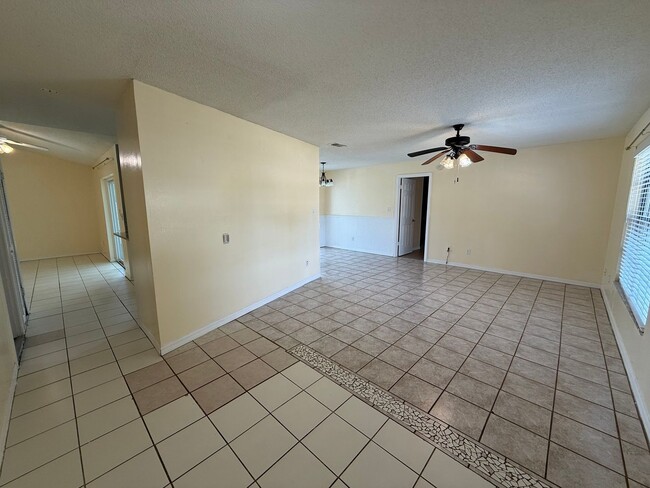 Building Photo - 4712 Dandelion Dr