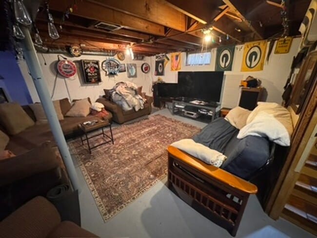 Building Photo - AVAILABLE SEPTEMBER 1: Updated 4-bedroom single family home on a quiet block- with 2 kitchens, 2 ...