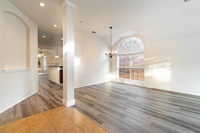 Building Photo - 2505 Monroe Dr