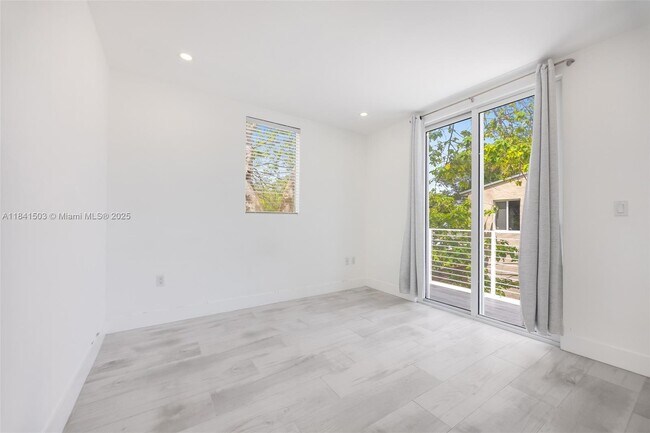 Building Photo - 3823 Thomas Ave