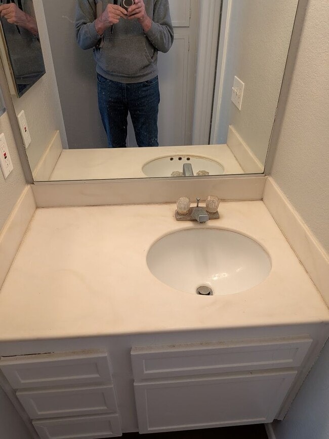 Building Photo - Mira Mesa Apartment New Salem