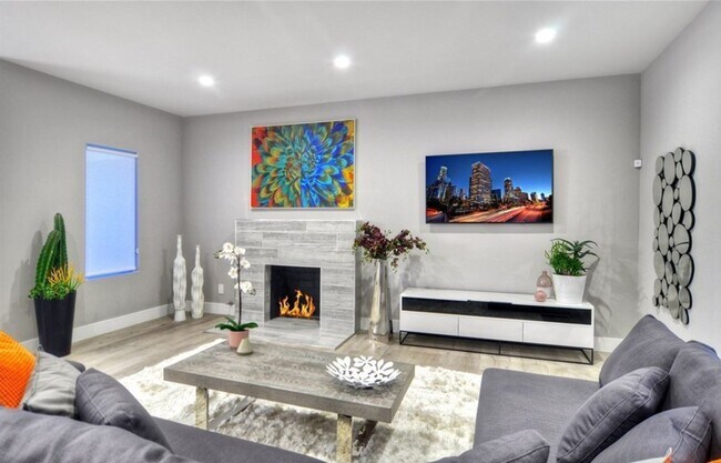 Building Photo - Private 3 Bed / 3 Bath Home with Incredible Outdoor Space