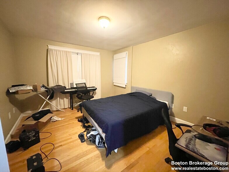 Building Photo - 27 Iroquois St