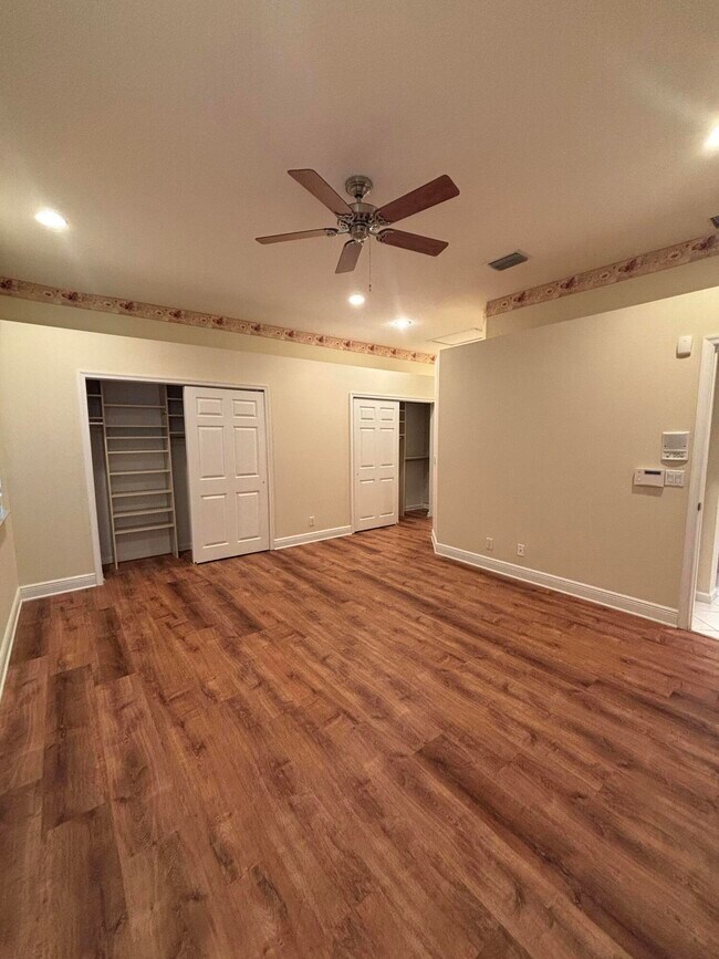 Building Photo - 10100 Larkspur Ln