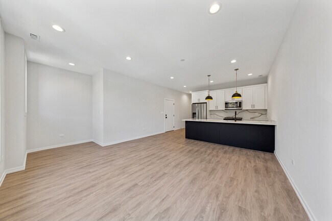 Building Photo - 4904 S St Lawrence Ave