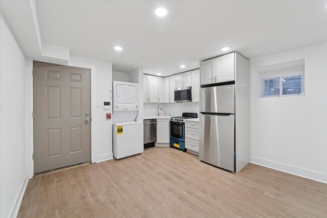 Building Photo - 812 W Roosevelt Blvd