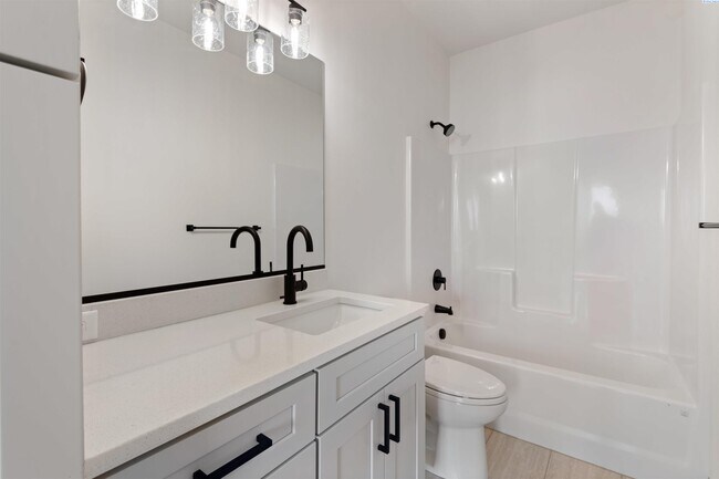 Building Photo - Generational suite w/separate entrance!