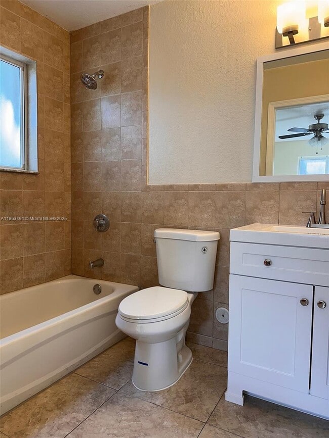 Building Photo - 3 bedroom in Miami FL 33142
