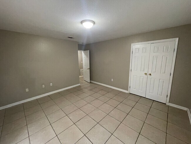 Building Photo - 3 BEDROOM READY TO MOVE-IN