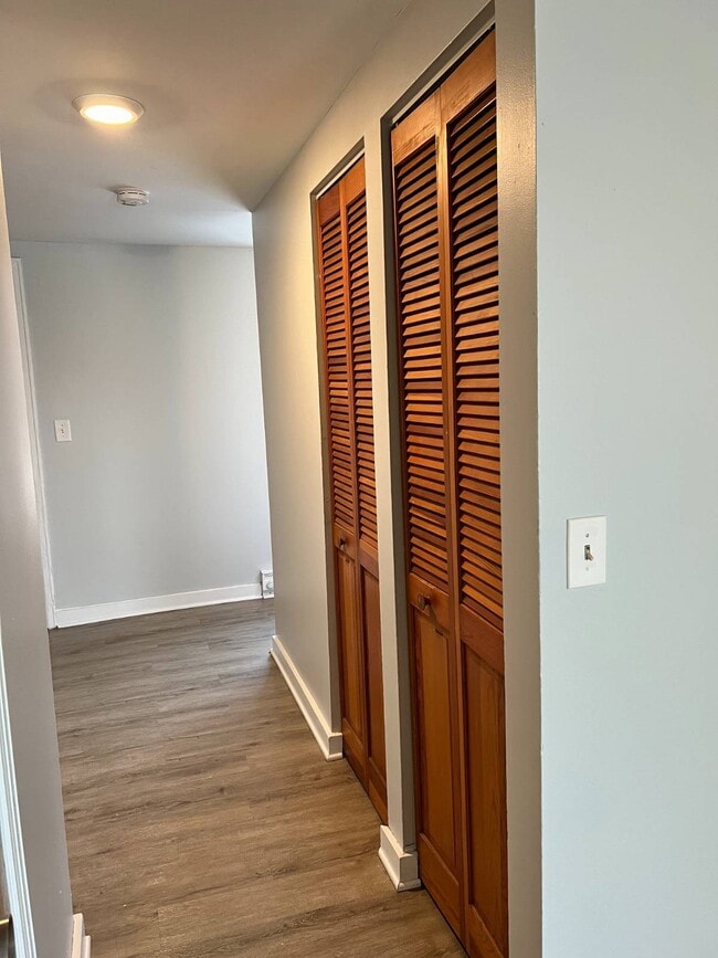 Building Photo - 13 N College St