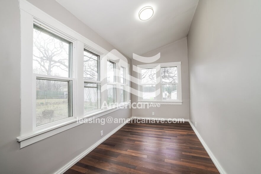 Building Photo - 1214 E Corrington Ave