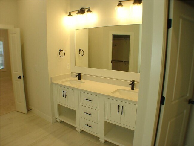 Building Photo - 1812 SW Edinburgh Ave