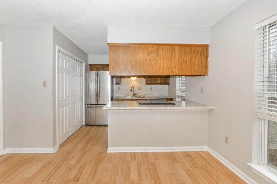 Building Photo - 5850 Waverly Dr