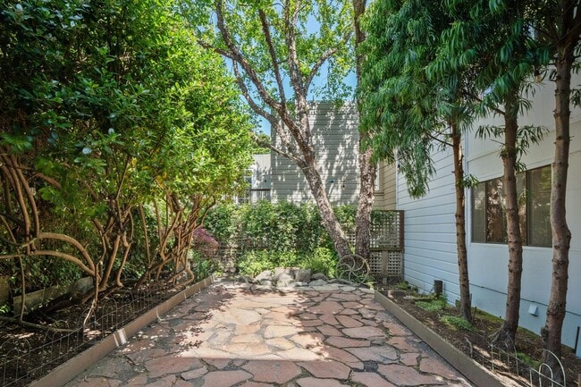Building Photo - Charming, Furnished 1bd in the Castro