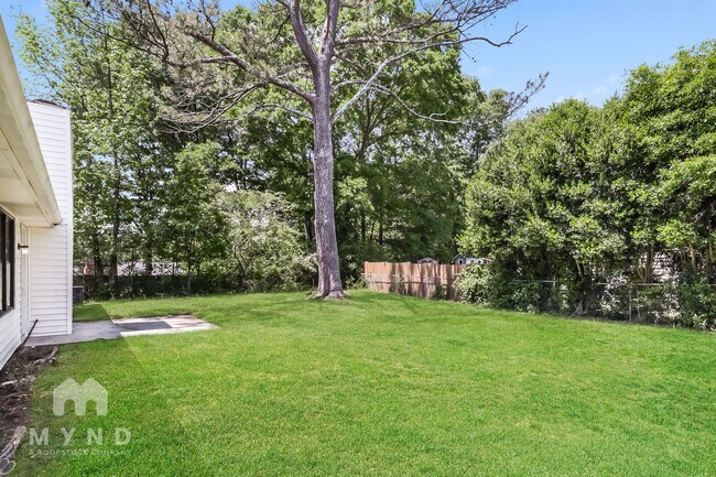 Building Photo - 608 Creekwood Ct SE