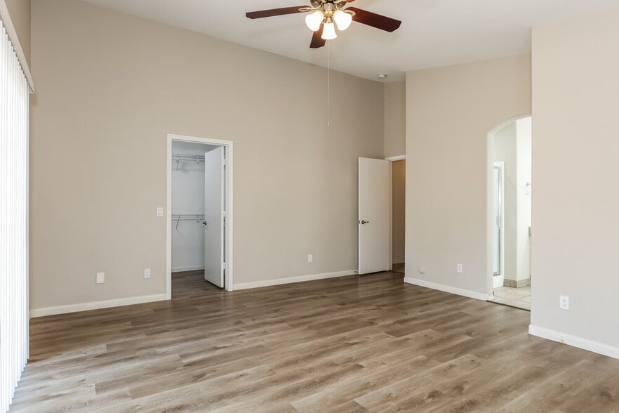 Building Photo - 7418 W Lone Cactus Dr