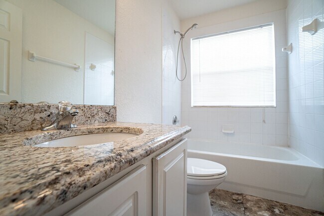 Building Photo - Beautiful 3/2.5 Townhome in gated communit...