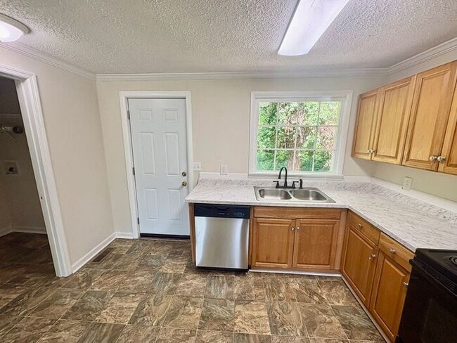 Building Photo - 3 Bed /2.5 Bath East Nash!