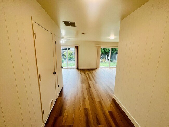 Building Photo - 10344 Vista Dr