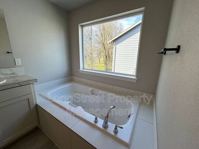 Building Photo - 7237 SE Berg Dr