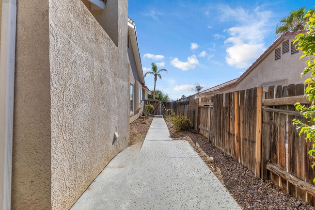 Building Photo - 44295 Las Vistas Dr