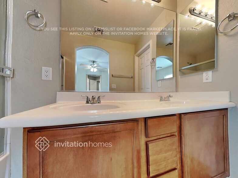 Building Photo - 4715 E Laurel Ave