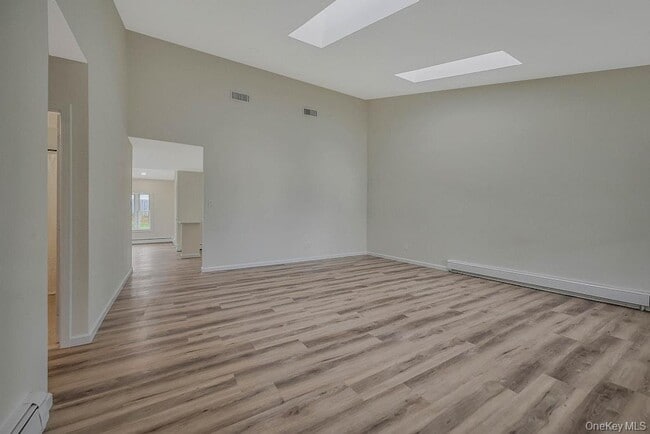 Building Photo - 21 Crater Lake Dr