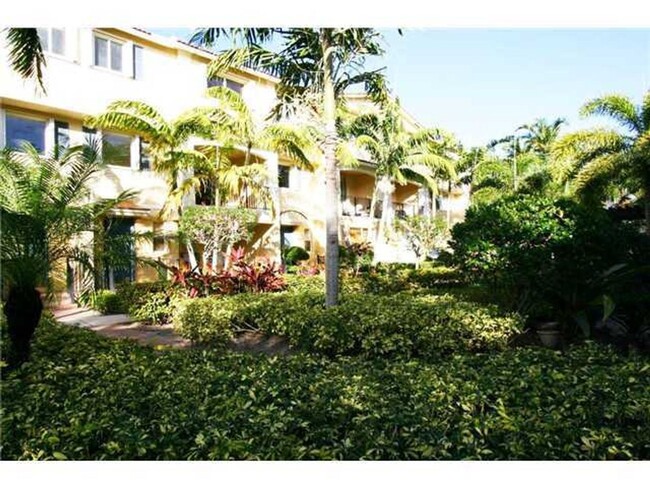 Building Photo - Modern Style Tri-Level Townhome 2BR/ 2.5BA...