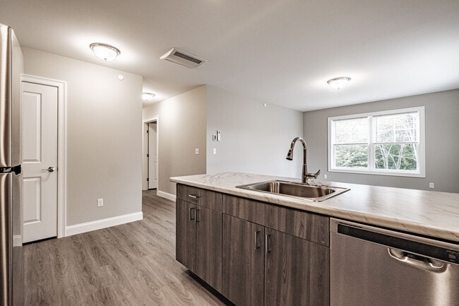 Building Photo - 8 Friendly Way