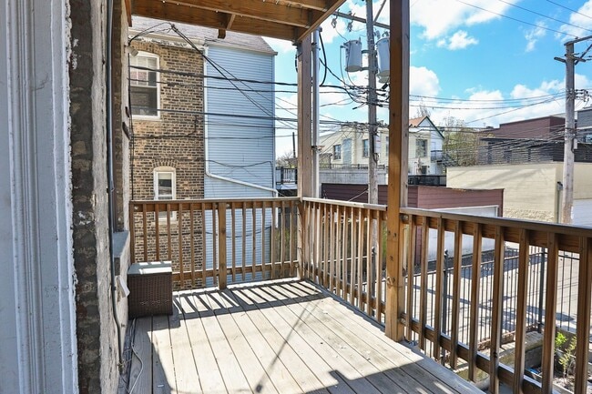 Building Photo - Bucktown 2bed/1bath...NEXT TO THE 606 TRAIL!  In-Unit Laundry & Central Air!