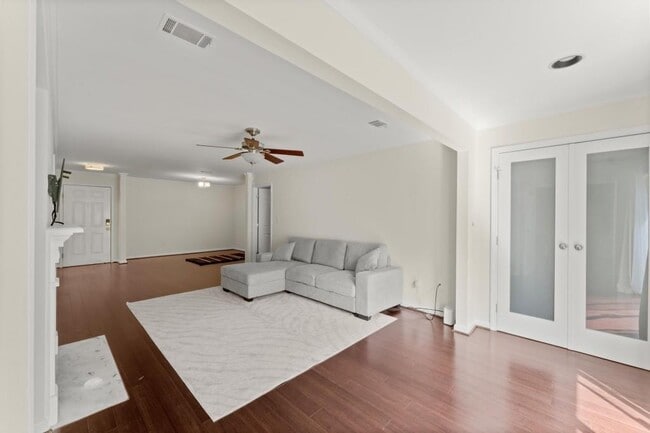 Building Photo - 25312 Plantation Dr NE