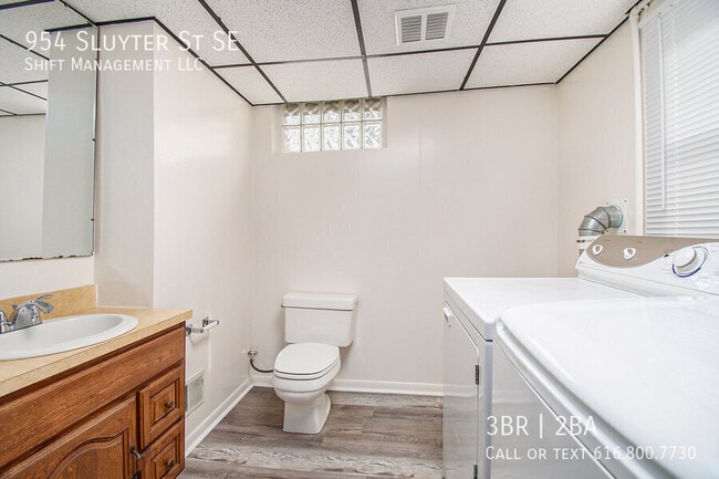 Building Photo - 954 Sluyter St SE