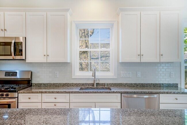 Building Photo - 2 Manchester Pl