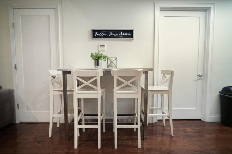 Building Photo - 10o Blossom St