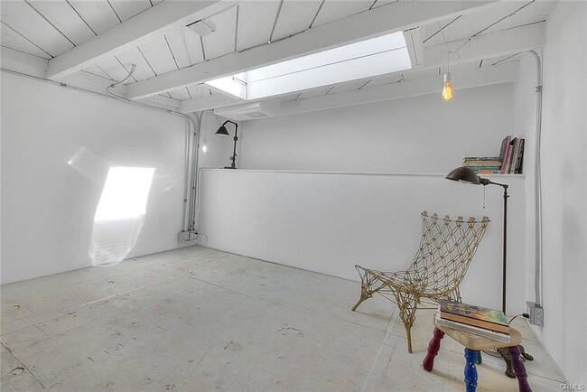 Building Photo - 1135 N La Brea Ave