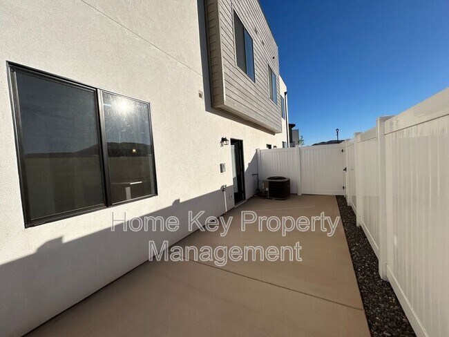 Building Photo - 4065 Eureka Aly