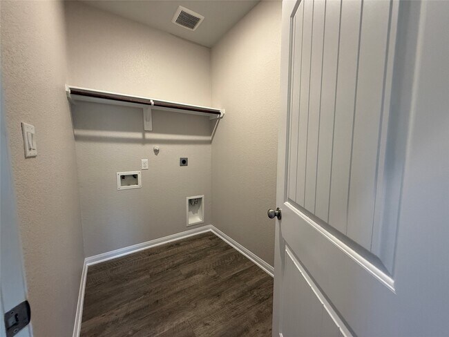 Building Photo - 2220 Cedar Vly Dr