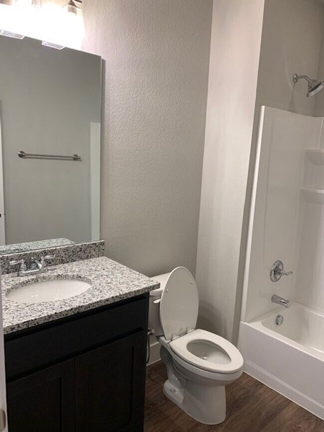 Building Photo - Beautiful Townhome