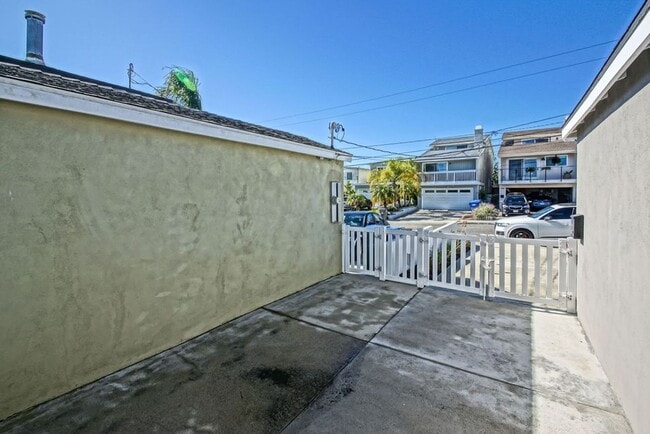 Building Photo - BEAUTIFULLY REMODELED, REDONDO HILLS HOME ...